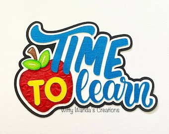 Puede incluir: Una manzana roja con un "TO" amarillo en ella y un texto "TIME to learn" azul y blanco con un contorno negro. El texto está en una fuente cursiva. La manzana y el texto están sobre un fondo blanco.