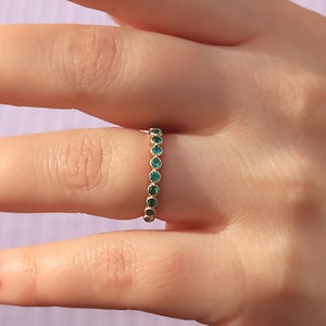 Anello verde smeraldo naturale, cornice con perline in oro giallo 14 carati Half Eternity Band, anello Milgrain, anello May Birthstone, fascia nuziale alternativa