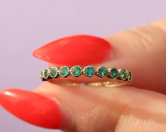 Vigselring i 14 karat gult guld med besättning, halv alliansring i Milgrain-guld, rundslipad ring i vintagestil med naturlig grön smaragd, ring med födelsesten i maj