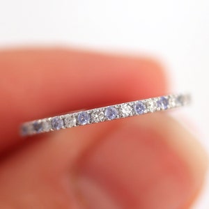 Anillo de bodas de oro blanco de 14 quilates con diamantes y tanzanita alternados para mujer, anillo nupcial de media eternidad con pavé, anillo de aniversario con diamantes auténticos.