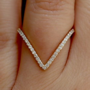 Chevron Diamond Ring, V Shaped Wedding Band, Solid 14K White, Yellow or Rose Gold Shared Prong V Shape Ring for Women, Engagement Ring Band