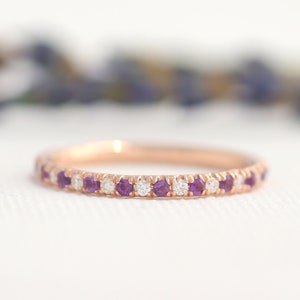 Massiver 18K Gold Eternity Ring, Natürlicher Diamant und Amethyst Eternity Band, Full Eternity Micro Pave Ehering, Februar Geburtsstein Ring