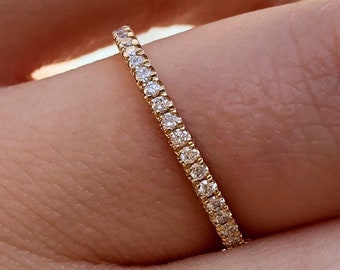 Trouwring met natuurlijke diamanten, 14 karaats gouden half-eternity ring met micro-pavé zetting.
