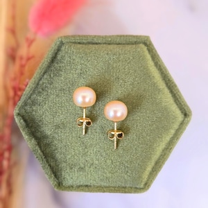 Solid 14k Gold Pearl Stud Earrings – Floral Detail, Stamped 585 - Delicate & Elegant - Gifts For Her - Gifts For Mom