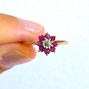 Anillo vintage de oro amarillo de 10 quilates con rubí natural en forma de flor, detalles de diamantes naturales, diseño floral, talla 6.5, anillo pequeño con piedras preciosas.