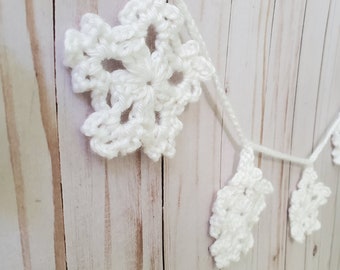 Sneeuwvlok slinger. Witte sneeuwvlokken. Zachte sneeuwvlok slinger. Winter decor. Unique.Crochet slinger. Gehaakte sneeuwvlok slinger. Vakantie inrichting