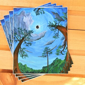 Puede incluir: Un conjunto de cinco impresiones que presentan una pintura caprichosa de un cielo azul con nubes blancas, un sol negro y tres &aacute;rboles verdes. Los &aacute;rboles est&aacute;n pintados de forma estilizada, con sus ramas que se extienden hacia el cielo.