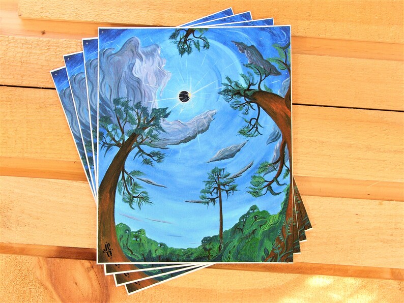 Puede incluir: Un conjunto de cinco impresiones que presentan una pintura caprichosa de un cielo azul con nubes blancas, un sol negro y tres &aacute;rboles verdes. Los &aacute;rboles est&aacute;n pintados de forma estilizada, con sus ramas que se extienden hacia el cielo.