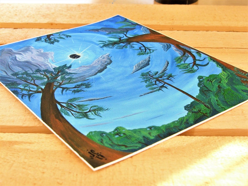 Puede incluir: Una pintura de un cielo azul con nubes blancas y un sol negro. Dos &aacute;rboles est&aacute;n en primer plano, uno a cada lado de la pintura. Los &aacute;rboles son marrones con hojas verdes. La pintura est&aacute; sobre una superficie de madera.