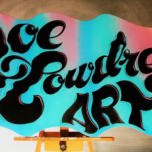 Puede incluir: Una pintura abstracta colorida con el texto "Joe Loudrey Art" en letras negras sobre un fondo azul, rosa y amarillo.