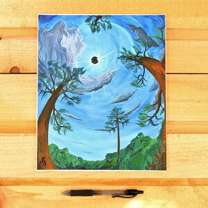 Puede incluir: Una pintura que representa un cielo azul con un sol negro en el centro. Dos &aacute;rboles est&aacute;n colocados a cada lado del sol, sus ramas se extienden hacia arriba en direcci&oacute;n a &eacute;l. El cielo est&aacute; lleno de nubes blancas.