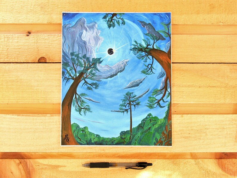Puede incluir: Una pintura que representa un cielo azul con un sol negro en el centro. Dos &aacute;rboles est&aacute;n colocados a cada lado del sol, sus ramas se extienden hacia arriba en direcci&oacute;n a &eacute;l. El cielo est&aacute; lleno de nubes blancas.