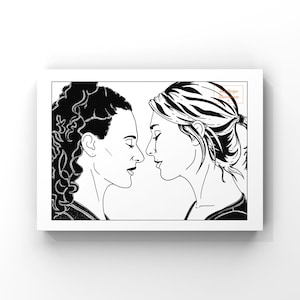 Peut inclure: Dessin au trait en noir et blanc représentant deux femmes se faisant face, leurs visages proches. L'une a les cheveux bouclés, l'autre les cheveux attachés. L'œuvre est encadrée dans un cadre blanc.