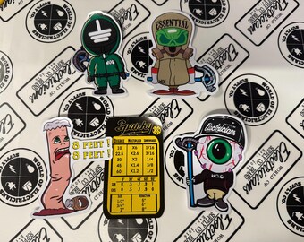 Könnte beinhalten: Ein Satz bunter Aufkleber mit Comicfiguren zum Thema Elektrizität. Die Aufkleber zeigen einen grünen Charakter mit einem Glühbirnenkopf, einen grünen Charakter mit einem Auge, einen grünen Charakter mit einer Gasmaske und einen rosa Charakter mit einer langen Nase. Die Aufkleber enthalten auch eine Tabelle mit elektrischen Messwerten.