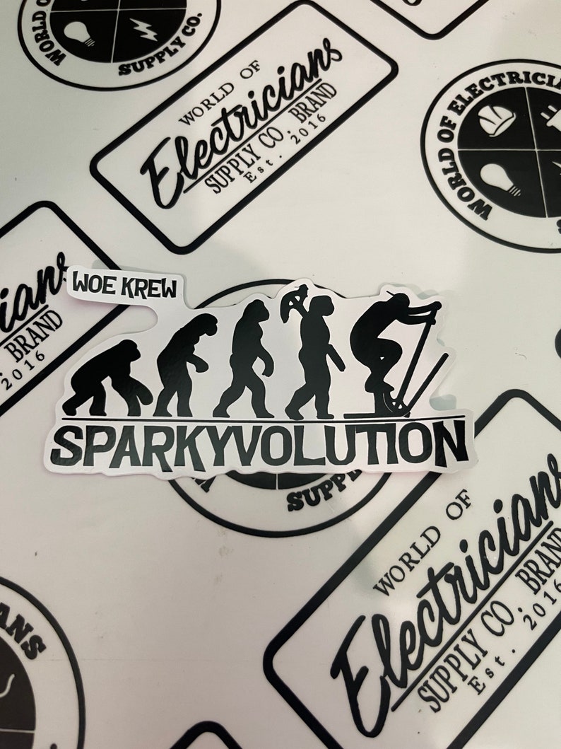 K&ouml;nnte beinhalten: Ein wei&szlig;er Aufkleber mit dem Text "SPARKYVOLUTION" und einer schwarzen Illustration der Entwicklung eines Elektrikers. Der Aufkleber enth&auml;lt auch den Text "WOE KREW" und "WORLD OF Electricians SUPPLY CO. BRAND Est. 2016".