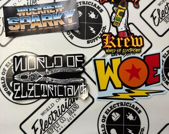 Könnte beinhalten: Eine Sammlung von Aufklebern mit Designs zum Thema Elektriker. Die Aufkleber zeigen Texte wie "World of Electricians" und "Sparky Krew" sowie Bilder von Werkzeugen und elektrischen Symbolen. Die Aufkleber sind in verschiedenen Formen und Farben.