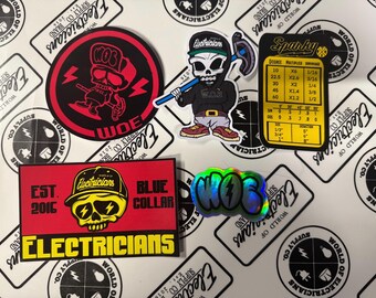 Könnte beinhalten: Eine Sammlung von fünf Aufklebern mit einem Totenkopfmotiv. Die Aufkleber sind in verschiedenen Farben, darunter Schwarz, Rot, Gelb und Grün. Die Aufkleber zeigen den Text "WOE", "Electricians", "Blue Collar" und "Sparky".