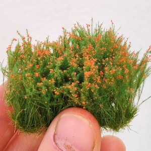 27 mm tall - 22 new tufts of green grass with orange flowers diorama, Scale Models, model scene, Miniature, Landscape dip17715