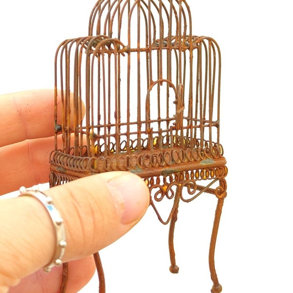 Rusty bird cage + 2 birds - cage measures 5.8x3.0 x 12 cm (L W H)- 5.8x3.0 x 12 cm 2.3x2.2 x 4.7in(L W H)
