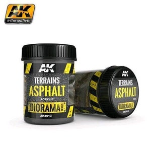 Könnte beinhalten: Zwei Flaschen mit Acrylfarbe der AK Interactive Diorama Series. Die Flaschen sind schwarz mit gelben und weißen Etiketten. Die Etiketten zeigen "AK Terrains Asphalt Acrylic Diorama Series AK8013".