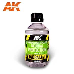 Peut inclure: Une bouteille en plastique transparente avec un bouchon noir contenant AK Interactive Diorama Series Neutral Protection Acrylic pour les feuilles et les plantes naturelles. L'étiquette de la bouteille est jaune avec du texte noir et une image verte de feuilles et de plantes. La bouteille est étiquetée AK8042.