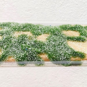 Grass Tufts 3-4 mm green small white flowers – tufts and stripes
