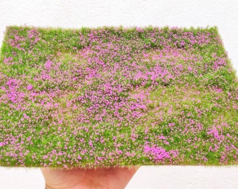 Grasgrüne Basis mit magentafarbenen Blumen – A4-Format wg314