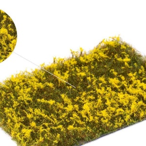 Könnte beinhalten: Ein Blatt künstlichen Grüns in Grün und Gelb mit einer Nahaufnahme der Textur. Das Gras ist ideal für Modelleisenbahnen und andere Hobbyprojekte.