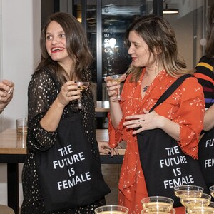 未来は女性トートバッグ、フレンドリーバッグ、フェミニストバッグ、ショッピングバッグ、お母さんへのギフト、活動家バッグ、女性の権利を訴える女性、ガールパワーバッグ