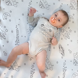 Outer space - Pack of 1 Organic Baby Crib Fitted Sheet (B&W)