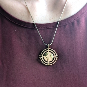 Erde Anhänger • Auf Bestellung, Unisex Astronomie Schmuck • Erhältlich in Messing, Bronze, Silber oder Stahl • 18 "Silikonschnur inklusive