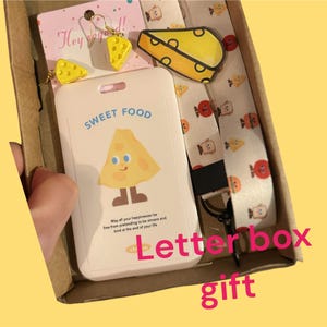 Cheddar amateur de fromage cheddar porte-cartes lanière boucles d'oreilles insigne de Noël panier cadeau Bundle Kawaii funky kitsch Style gourmet amateur de nourriture déco