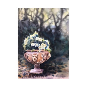 Roses à l’ombre, Buisson de roses blanches dans une urne en pierre antique, peinture à l’aquarelle