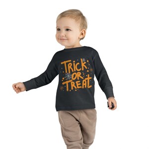 ハロウィーン幼児用長袖Tシャツ - 子供用のかわいい「トリック・オア・トリート」シャツ