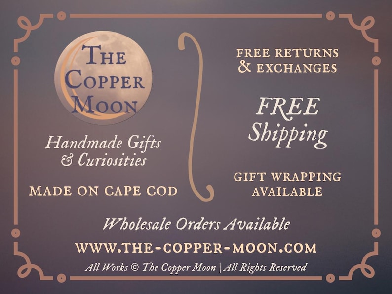 Pode incluir: Um logotipo marrom e dourado para The Copper Moon, um neg&oacute;cio que vende presentes e curiosidades feitos &agrave; m&atilde;o. O logotipo apresenta uma lua de cobre com o nome do neg&oacute;cio em texto branco. O texto "Handmade Gifts & Curiosities" est&aacute; abaixo do logotipo, e o texto "Made on Cape Cod" est&aacute; abaixo disso. O texto "Free Returns & Exchanges", "Free Shipping", e "Gift Wrapping Available" est&aacute; no lado direito da imagem. O texto "Wholesale Orders Available" est&aacute; abaixo do logotipo, e o texto "www.the-copper-moon.com" est&aacute; abaixo disso. O texto "All Works &copy; The Copper Moon | All Rights Reserved" est&aacute; na parte inferior da imagem.