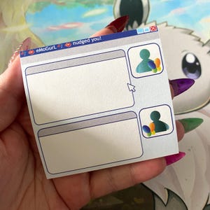 Puede incluir: Una pegatina azul claro con forma de ventana de ordenador con el texto "eMoGurl nudged you!". La pegatina tiene dos cuadros en blanco, dos iconos de perfil con acentos coloridos y un icono de cursor.