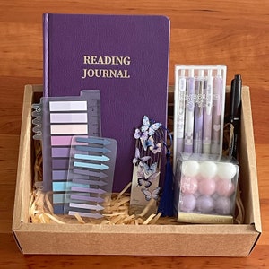 Set regalo Purple Booklover's Dream / Elementi essenziali per la lettura / Kit di annotazione del diario di lettura A5 Candela / Bookworm per lei / Ragazza che legge