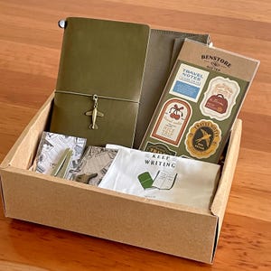 Reisdagboekbundel met accessoires | 100% echt leer standaard paspoortformaat TN omslag | Reisverslag | Luxe unieke cadeauset