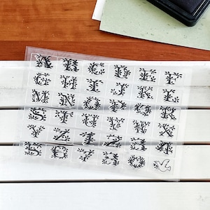 Sello transparente con letras mayúsculas florales / Sellos de goma transparentes / Accesorios y suministros para planificadores de bullet journal