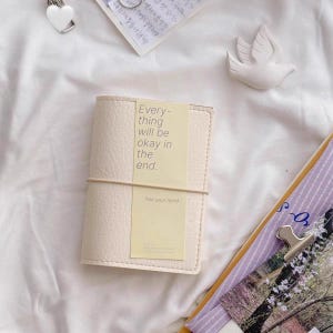 Funda para diario de viaje TN, tamaño pasaporte, colores vibrantes. Bonita agenda de viaje. Regalo ideal para ella. Material escolar y de oficina.