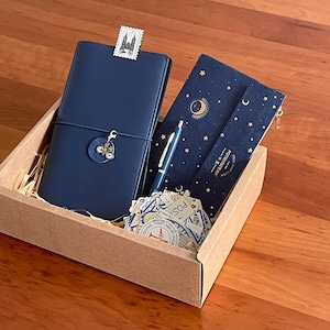 Reisdagboekbundel met accessoires | Standaard paspoortformaat, TN-omslag | Cadeauset voor reisdagboek | Luxe cadeau Uniek cadeau