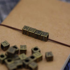 Cuentas sueltas de bronce vintage con forma de cubo de la A a la Z para pulsera, collar, colgante o diario de viaje, accesorios TN Charms