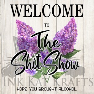 2 archivos de diseño digital Bienvenido a The o Our Shit Show Espero que hayas traído alcohol Jardín Bandera Lilas Divertido JPEG PNG Sublimación Casa de campo Inicio imagen 1