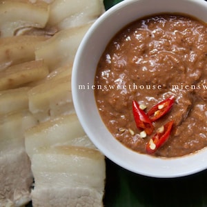 Vietnamese gefermenteerde garnalensaus: Mắm Tép voor varkensstoofpot