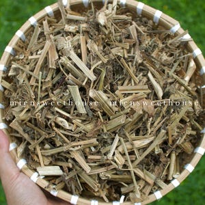 Peut inclure: Un panier rond en osier rempli d'herbes séchées et hachées. Le panier a un bord blanc et beige et est tenu sur un fond vert. Le texte "miensweethouse" est visible sur le panier.