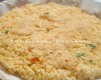 Collation vietnamienne au riz brûlé : cơm cháy croustillant avec sauce chili