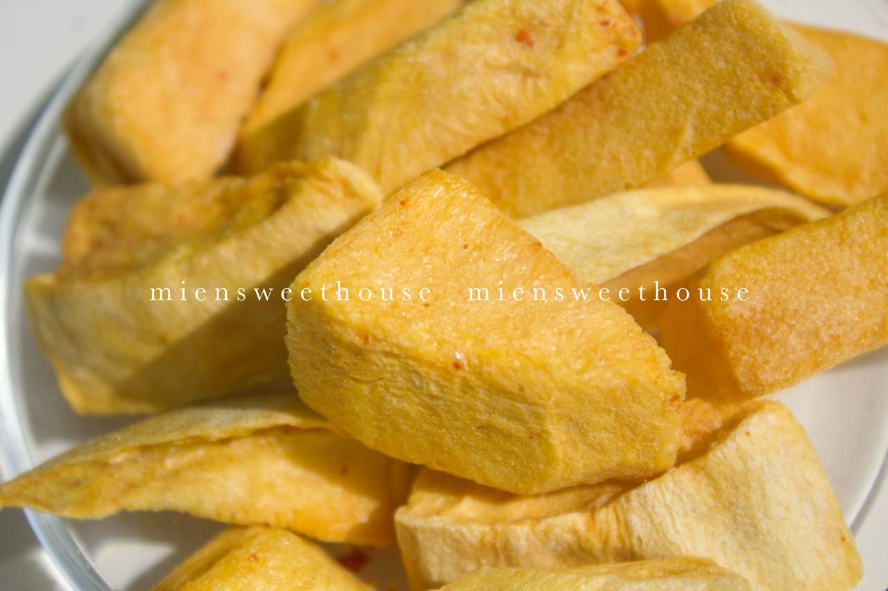 Freeze Dried Hoa Loc Mango with Chili Salt - Dried Mangoes chili salt - Sweet & Spicy Snack - Spicy Mango Snack - Vietnamese Mango Crisps
