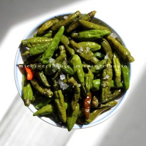 Whole bird&#39;s eye chili with sea salt - Ớt xiêm xanh sóc muối - Chili lovers - Vietnamese Bird’s Eye Chili Peppers - Chili Bird&#39;s Eye & salt