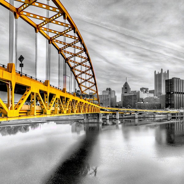 Puente Fort Pitt y horizonte de Pittsburgh: color selectivo negro y dorado