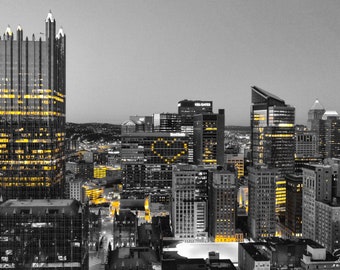 Könnte beinhalten: Eine Schwarzweiß-Luftbildaufnahme einer Skyline bei Nacht. Die Gebäude sind mit gelben Lichtern beleuchtet und bilden im Zentrum des Bildes eine Herzform. Das Bild wurde aus großer Höhe aufgenommen und bietet einen Panoramablick auf die Stadt.